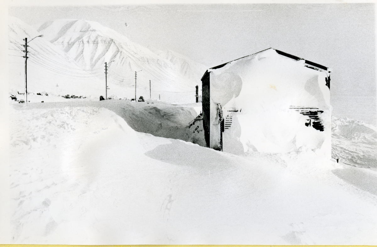 Forlegning 29. Bilder hentet fra Saloonen i Sveagruva 2019 i forb. med oppryddingen.Tilhører aksesjon 2019:15, SVB 9232 Album fra mars 1979, svært mye snø.