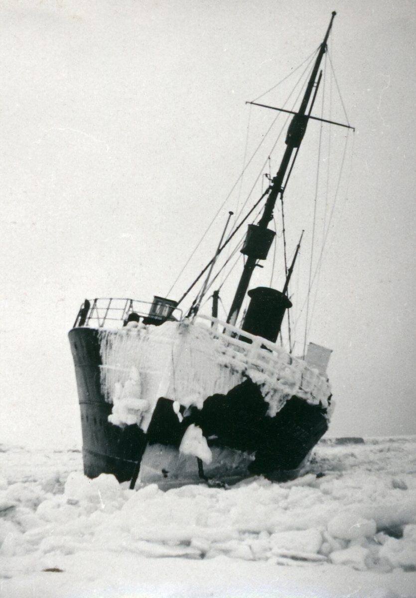 Icebreaker Malygin (??????? ???????) Bilder tatt av Walter Göpfer under opphold på og reise til Svalbard i perioden 1926-1933.Bildene er gitt til museet av barnebarnet Helmut Rasch. Redning av isbryteren Malygin som gikk på grunn utenfor Barentsburg