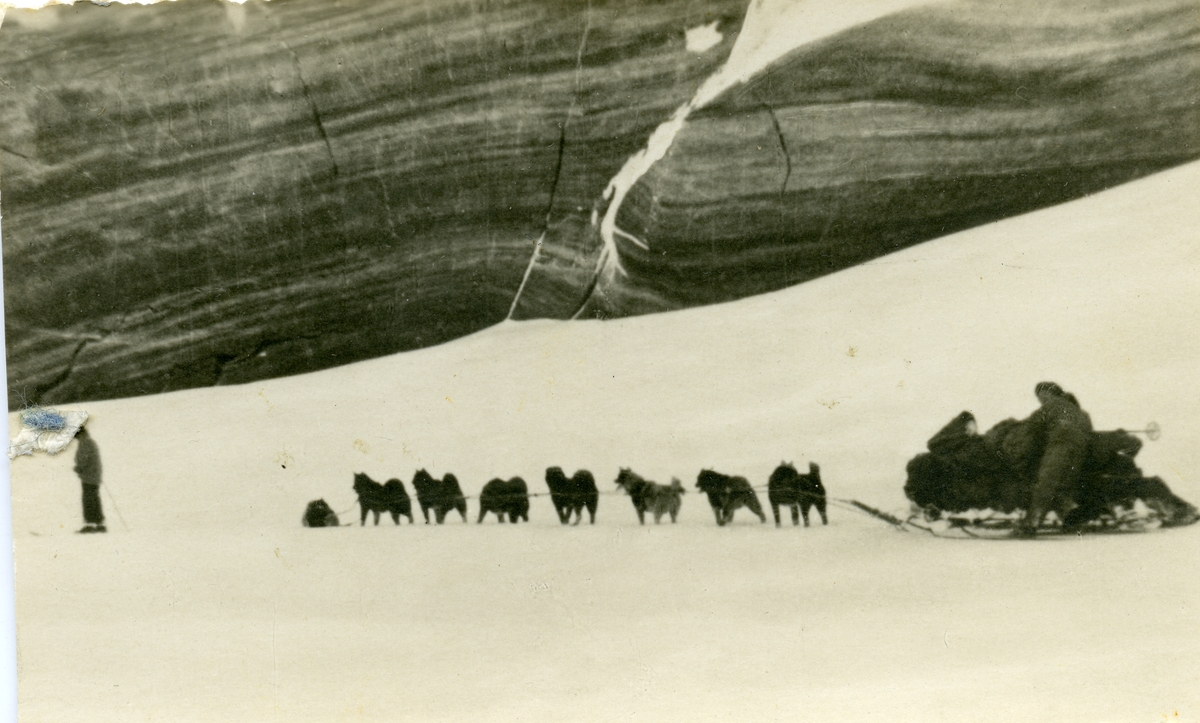 Bilder etter Thorleif Bjertnes som overvintret på Nordaustlandet i 1933-34. Hans dagbøker fra oppholdet er gitt ut av datteren Lee Carmody(LindaCatherine Scott) hos Svalbard Museum