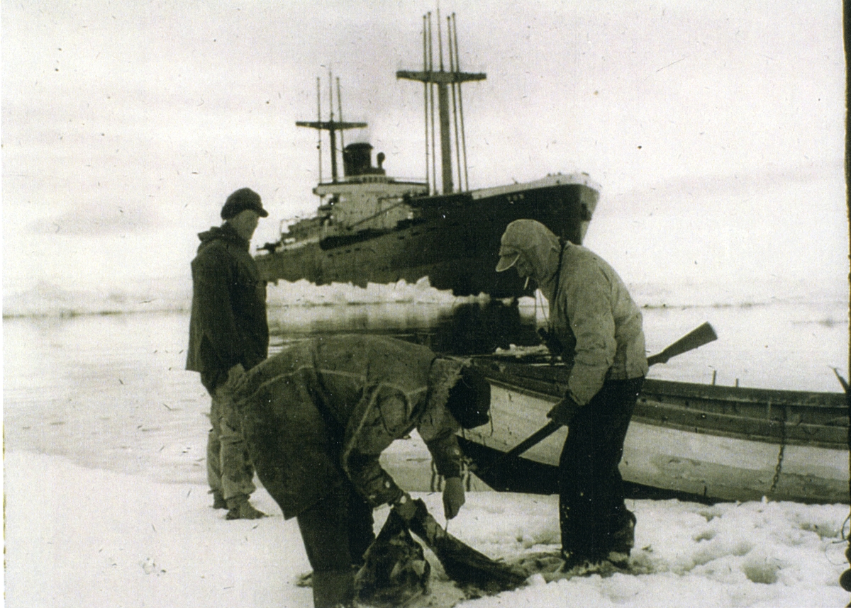 Bilder innlevert av Stein Balstad i 1999. Bildene har tilhørt hans foreldre Liv Balstad og Håkon Balstad. Håkon Balstad var sysselmann på Svalbard fra 1945 til 1956.