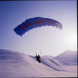 Bilde fra paragliding på Svalbard i 1988. Muligens første ga