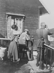 2 kvinner og 1 mann på toppen av trappen til Skogodden jakth