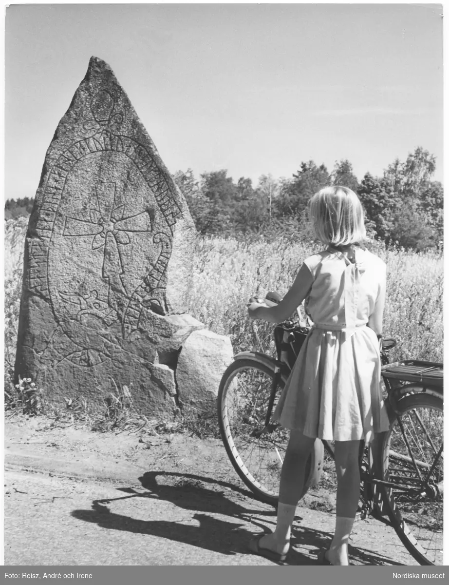 Uppland. Flicka med cykel vid runsten från 1000-talet vid Jarlabankes bro i Täby kyrkby.