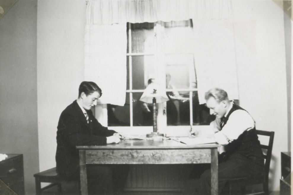 Album från Dingle Lantbruksskola. Till vänster ses Karl Gustaf Pettersson (1924 - 2009), Högen eller Backen, som gick där i början av 1940-talet. Okänd man till höger.