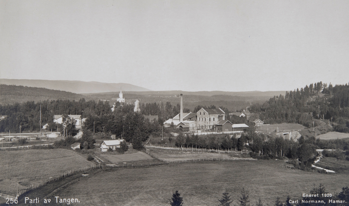 Postkort, Stange, Tangen Brenneri etablert i 1902, jernbanelinja foran fabrikken,