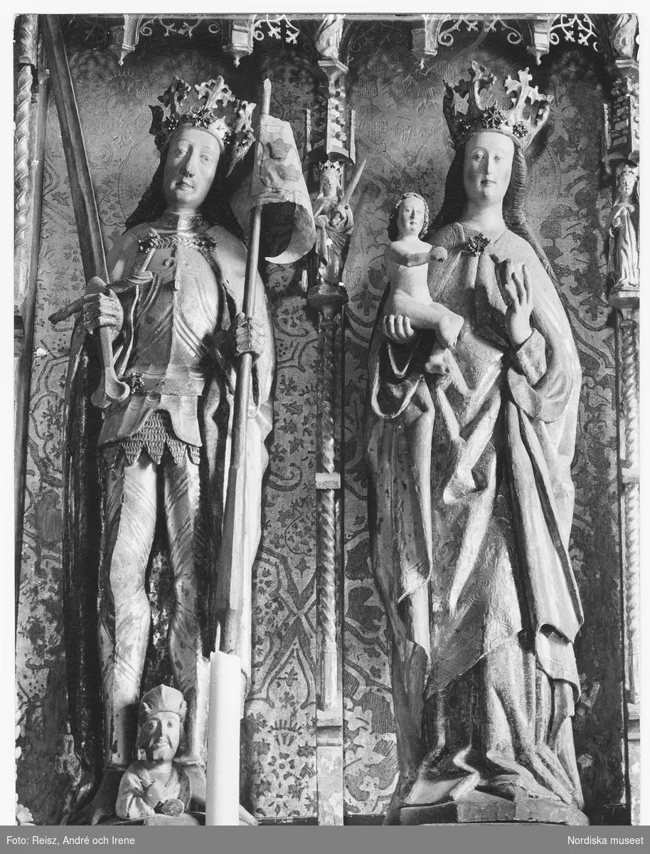Uppland. Skulptur avbildande Jungfru Maria med Jesusbarnet, detalj av altarskåp i Knivsta gamla kyrka Sankta Stefan från omkring år 1300.