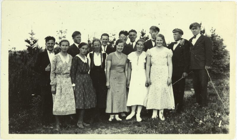Skulebilde frå Bryne, 1933, fjorten elever, både jenter og gutar. Dei tre lengst til høgre på bakerste rekke har studenterhuer på seg.