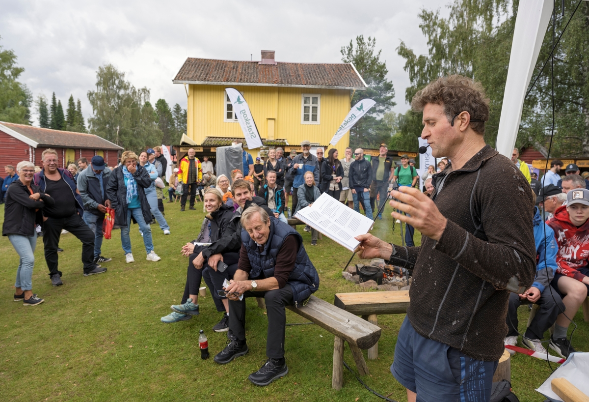 Forfatter Thor Gotaas fotografert mens han holder foredrag om skogskoier og utedasser under De nordiske jakt- og fiskedagene 2023 på Norsk skogmuseum i  Elverum, Hedmark, Innlandet. Gotaas med publikum på Skogbrukstunet.