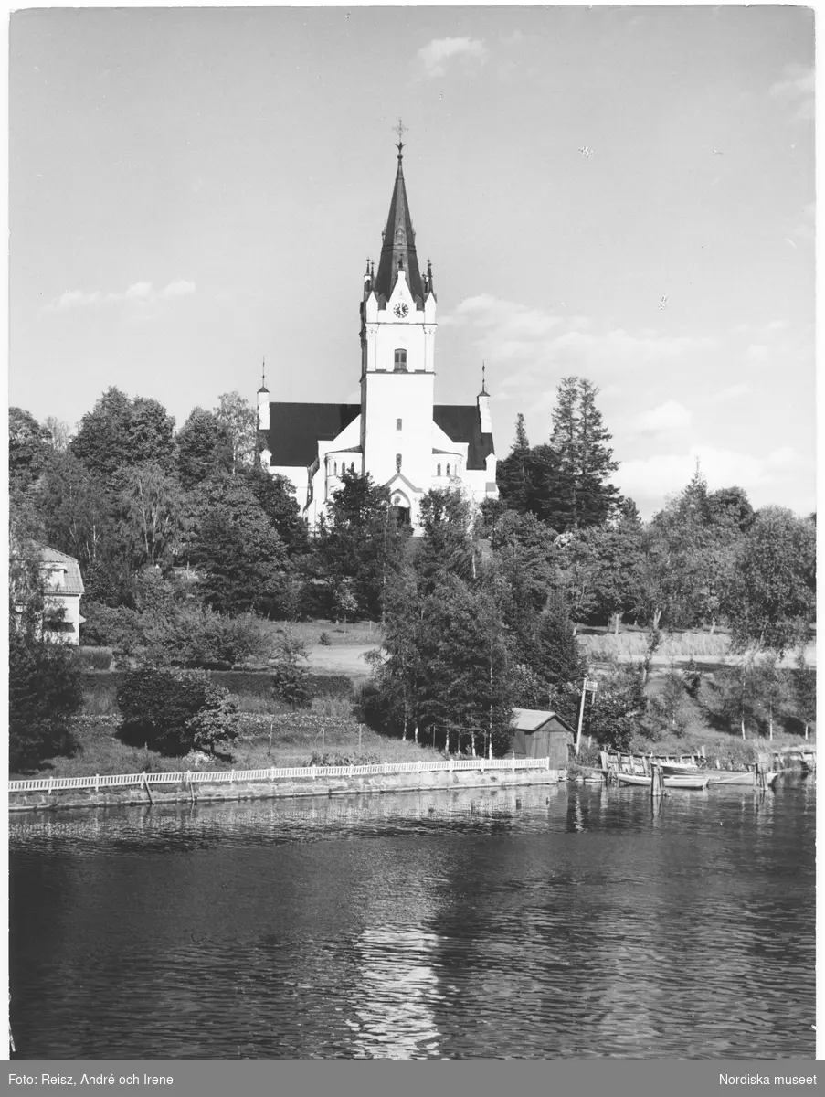 Värmland. Sunne kyrka vid Fryken, ibland kallad även för Fryksdalens domkyrka från 1887-88 av arkitekt Adrian Crispin Petersson.