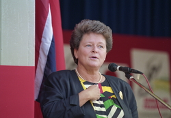 Statsminister Gro Harlem Brundtland på talerstolen under val