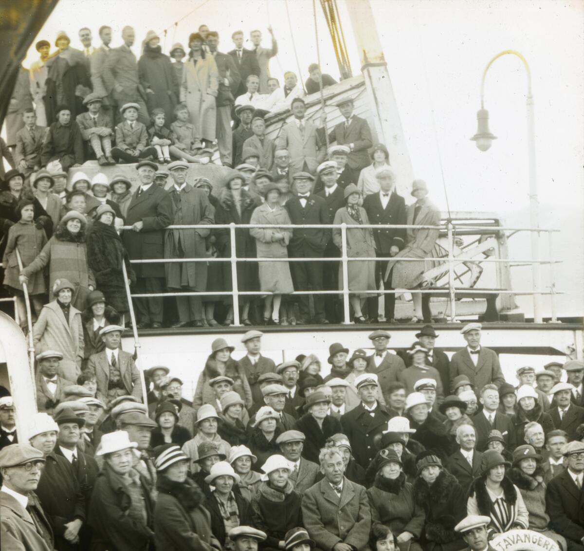 Dias. Passasjerer på passasjerskipet "DS Stavangerfjord" står oppstilt på dekk. Skipet tilhørte Den norske amerikalinje og ble sjøsatt 21. mai 1917 og satt i trafikk i april 1918. 
