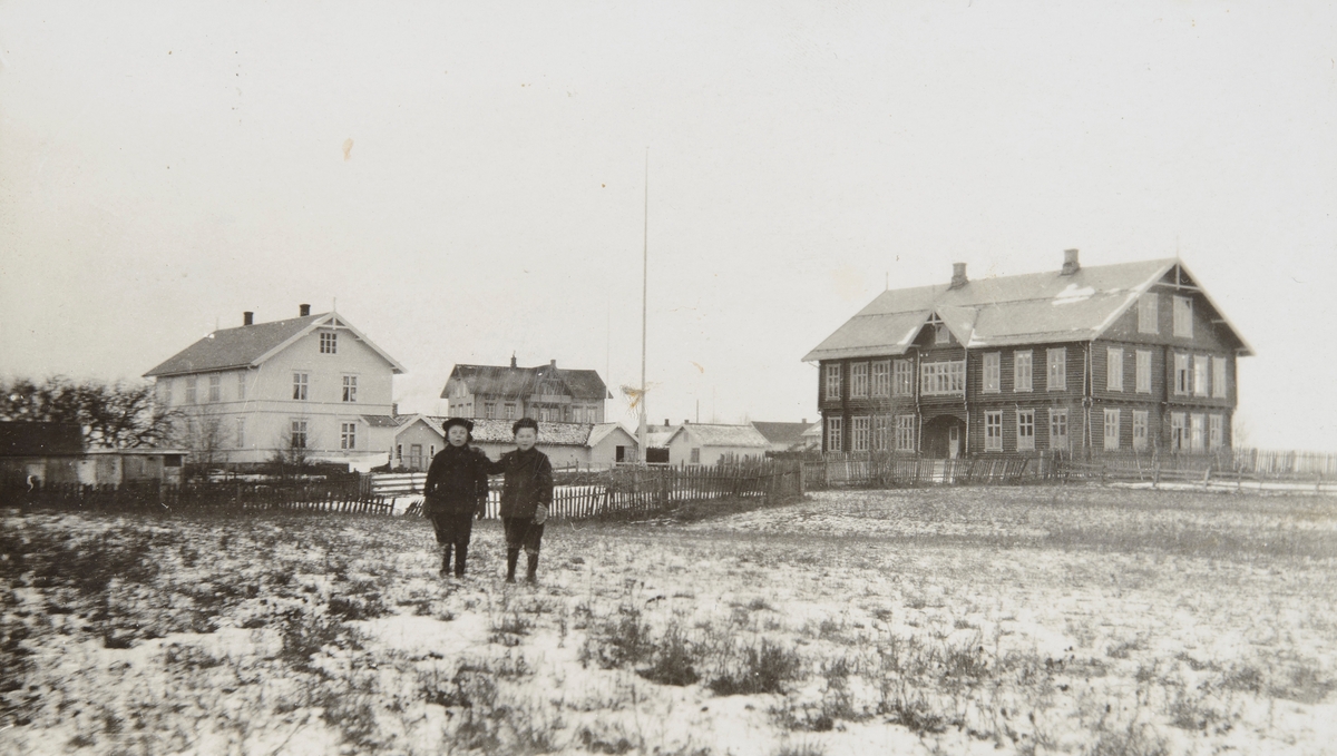 Postkort, Stange sentrum, Stangebyen, Stange skole, barneskole, lærerbolig til venstre, Franggården i bakgrunnen, to skolebarn, vinter
