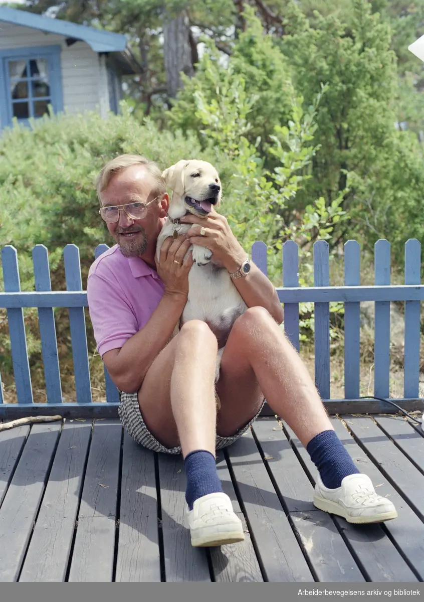 LO-leder Yngve Hågensen med hunden Bobben på feriestedet sitt i Strømstad Sverige, 16. juli 1992.