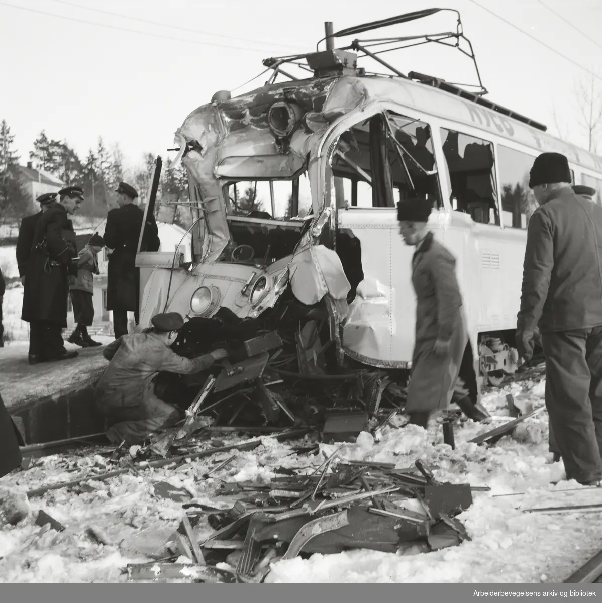 Kollisjon mellom to vogner på Bærumsbanen ved Egne Hjem stasjon. En vognfører og en konduktør ble skadet og lagt inn på Bærum sykehus. 11/2.1952