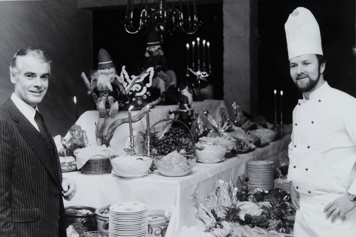 Hamar, Vangsvegen 43, direktør restauratør Anders Greve Løberg ønsker velkommen til julebord i Restauranthuset Greven (som ble åpnet sommeren 1980), sammen med kokken Egil A. Eriksen,