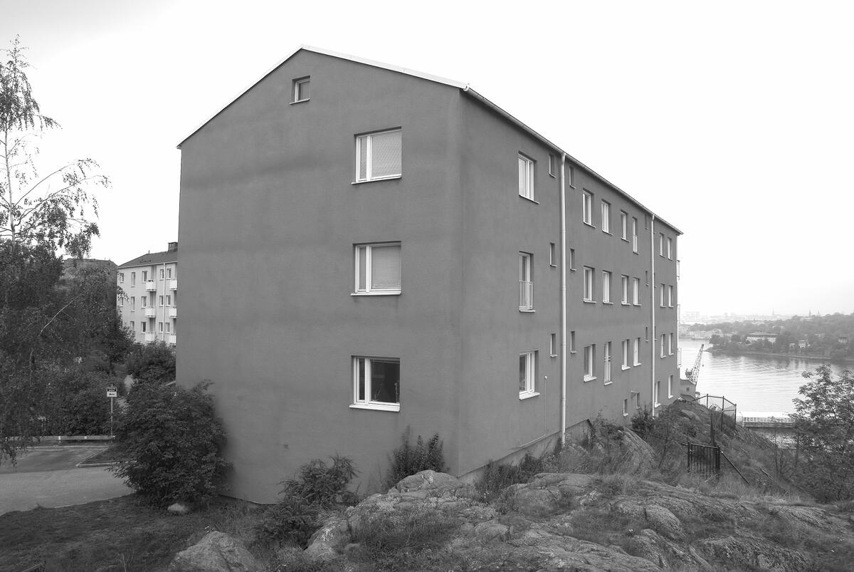Finnbergsvägen 42 - 52. Området på Finnberget bebyggdes strax efter andra världskriget. Byggmästare var Olle Engkvist och husen byggdes som bostäder för de anställda vid Finnboda varv. De första hyresgästerna i de 170 lägenheterna flyttade in i april 1948. KF Fastigheter tog över området 1969 och sålde i sin tur vidare till byggnadsföretaget Henry Ståhl 1986. Fyra nya hus med totalt ett 70-tal lägenheter byggdes i början av 2000-talet. Foto 2006.