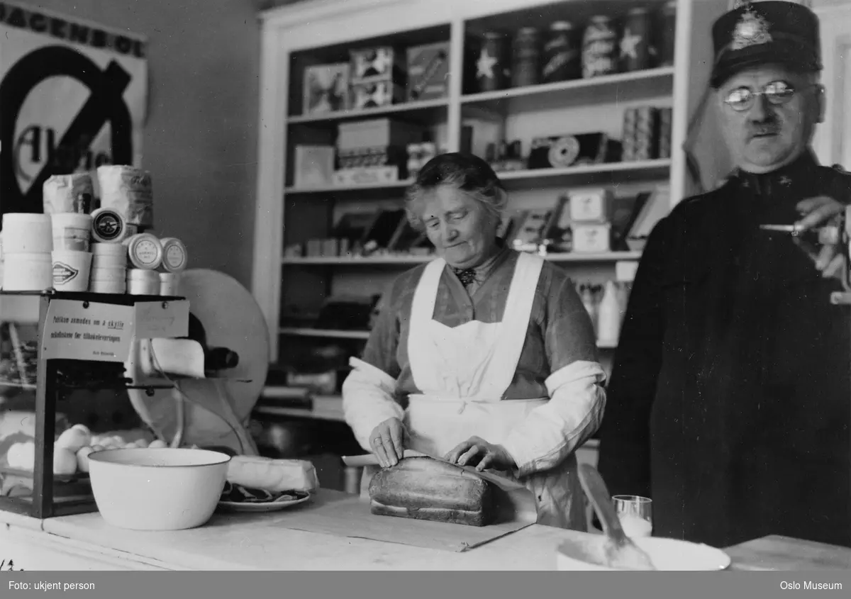 Mathilde Høyer meieriutsalg, kolonialforretning, interiør, disk, mann, kvinne, pakking av brød, hyller, varer