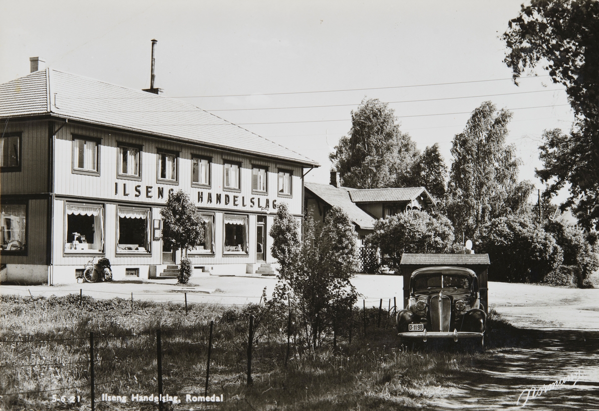 Postkort, Stange, Ilseng Handelslag, landhandel, butikk, eksteriør av bygget som ble oppført i 1936, eindommen Jensvold, bil i forgrunnen med registreringsnummer D-1198, til høyre den  første butikkbygningen,