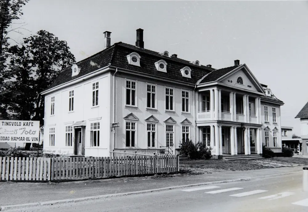 Tingvold i Stange sentrum sett fra Storgata.