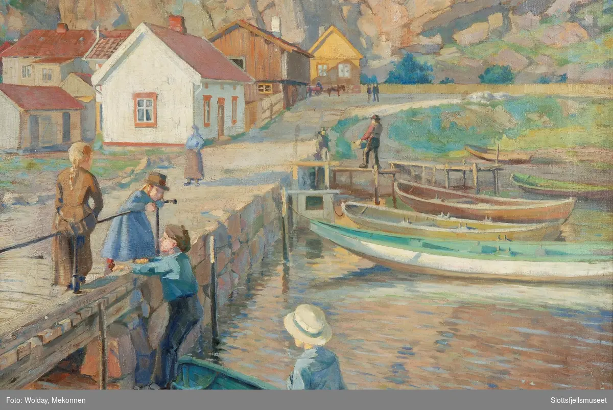 "Under Slottsfjellet," fra Nordbyen i Tønsberg. Stensatt brygge strekker seg innover mot bebyggelsen. To jenter på bryggekanten i samtale med to gutter i en båt.