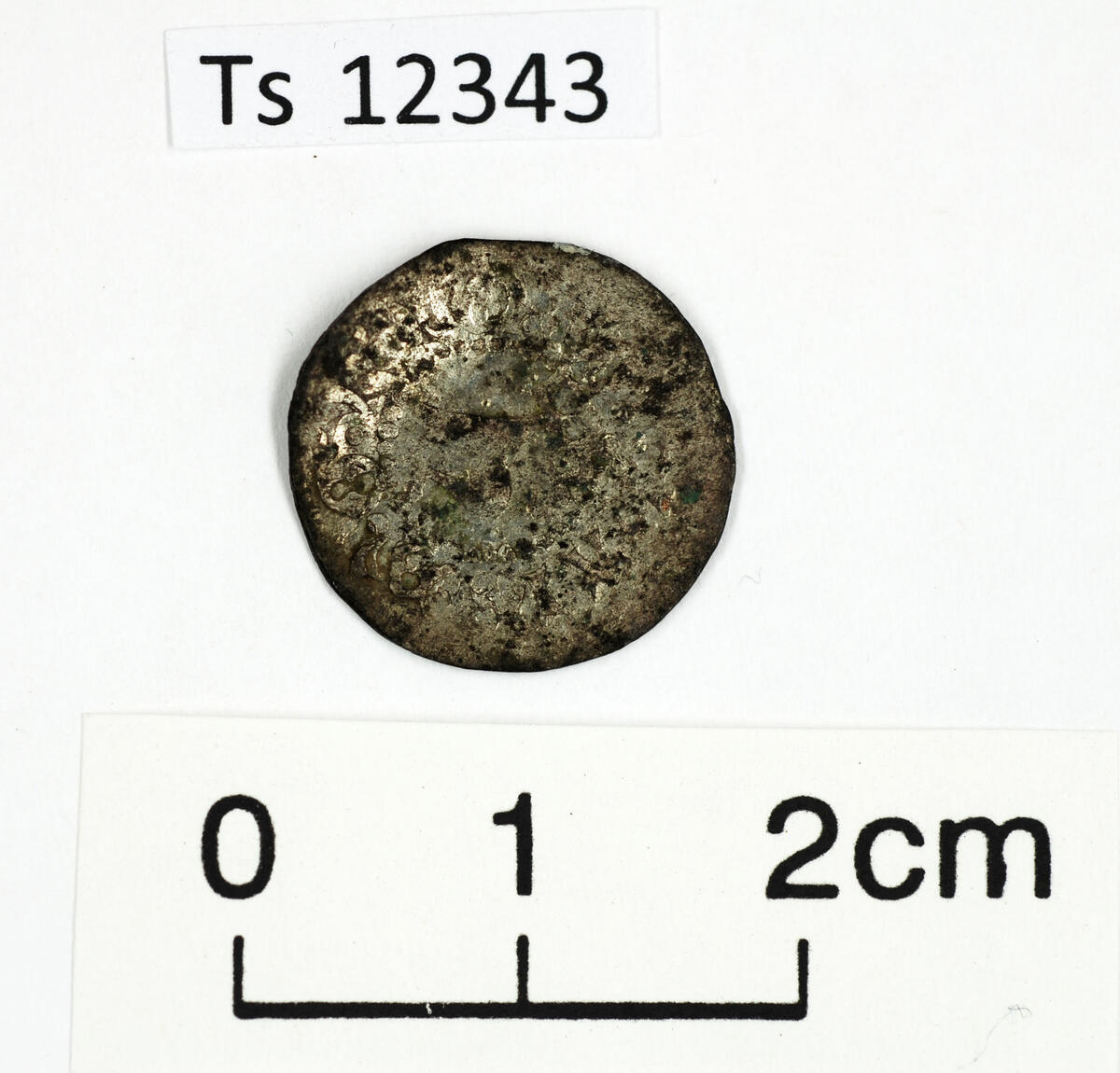 Mynt av sølv, 1 stk., av type Hvid. Mulig slått i Nidaros under King Hans 1483-1513. 1,5 cm i diameter. 0,7 gram. 