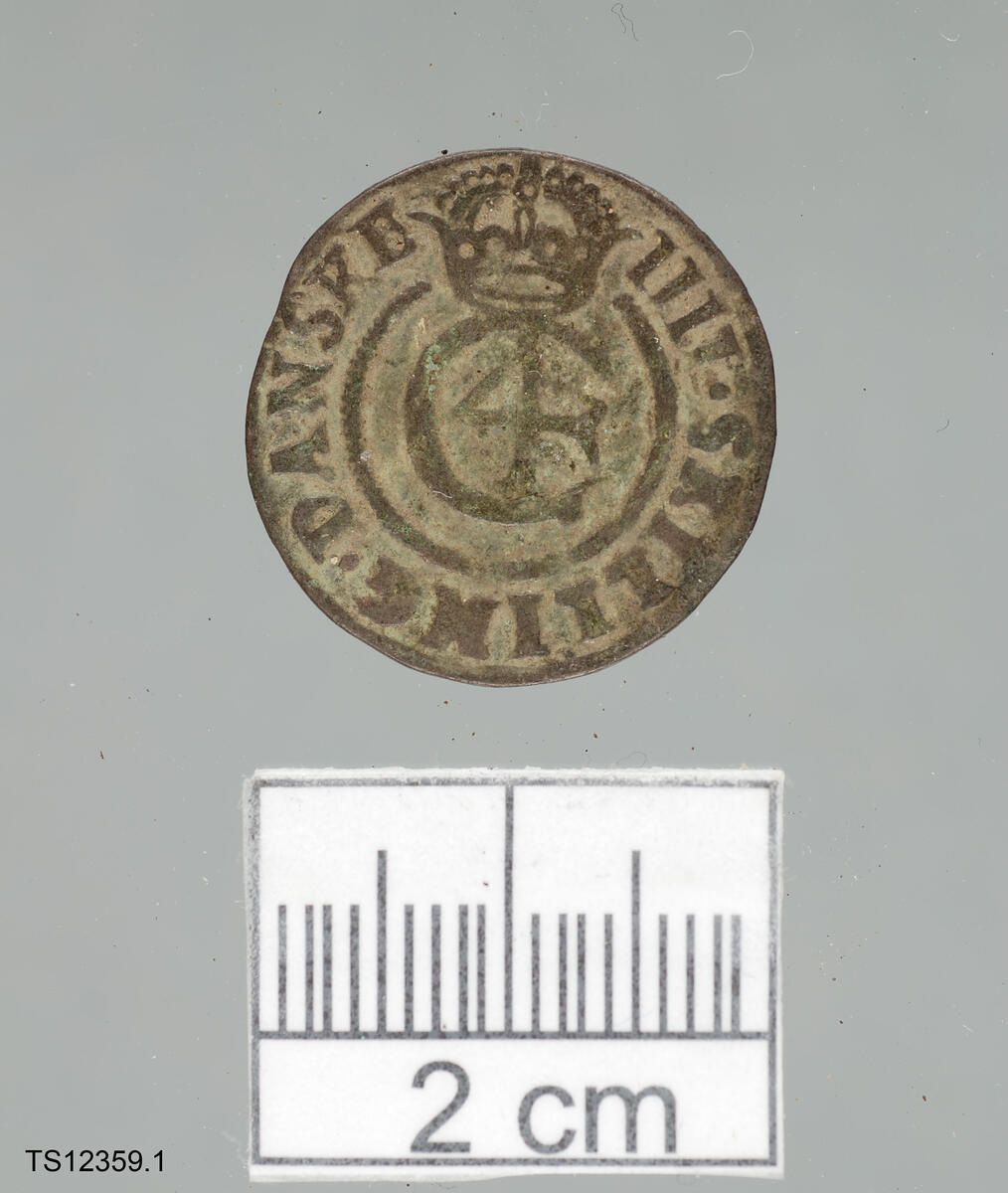 Mynt, 1 stk. av sølv. Type dansk 4-skilling fra 1644. 2,05 cm i diameter. 1,6 gram. 