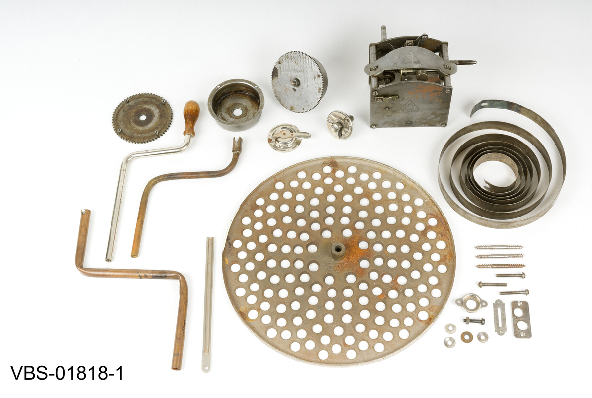 Mekanisk ekstrautstyr som hører til den Exclesior sveivegrammofonen, utstilt på Vikedal museet. 
Settet består av 12 deler, inkludert en motor, to veiv, en roterende skiveplattform, en fjær og flere skruer.