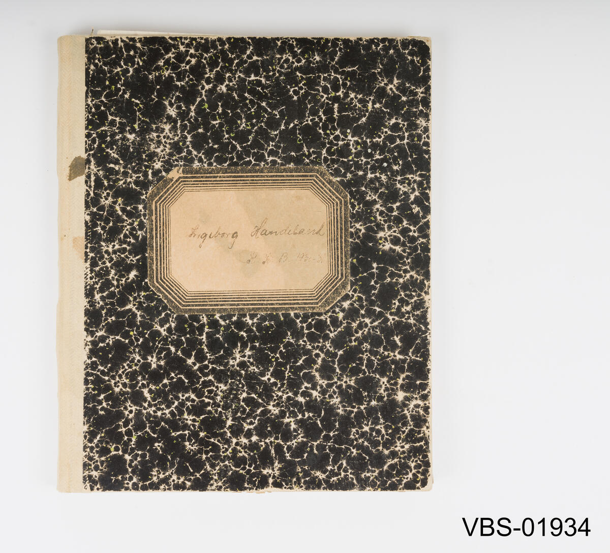 Notatbok med håndskrevet (penn og svart blekk) notater fra jordmor utdanning, mellom 1930 og 1931.
Gjenstanden har linjerte ark, omslag i spettet svart farge, rygg i beige bomullslerret.
På omslaget er det en papirlapp med håndskreven tekst og navnet av eieren.