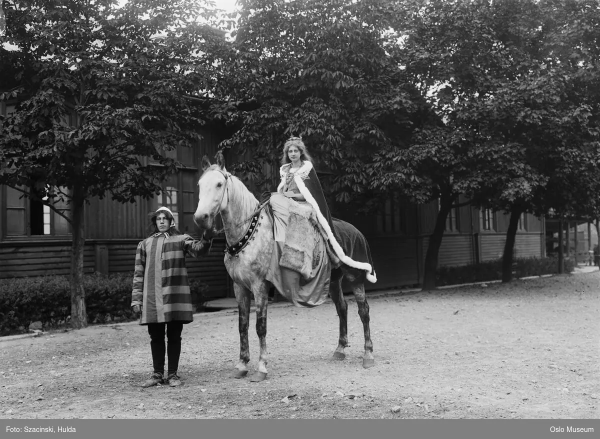 Akershusfestlighetene, kvinne, "Prinsesse Ingeborg" til hest, mann, kostymer