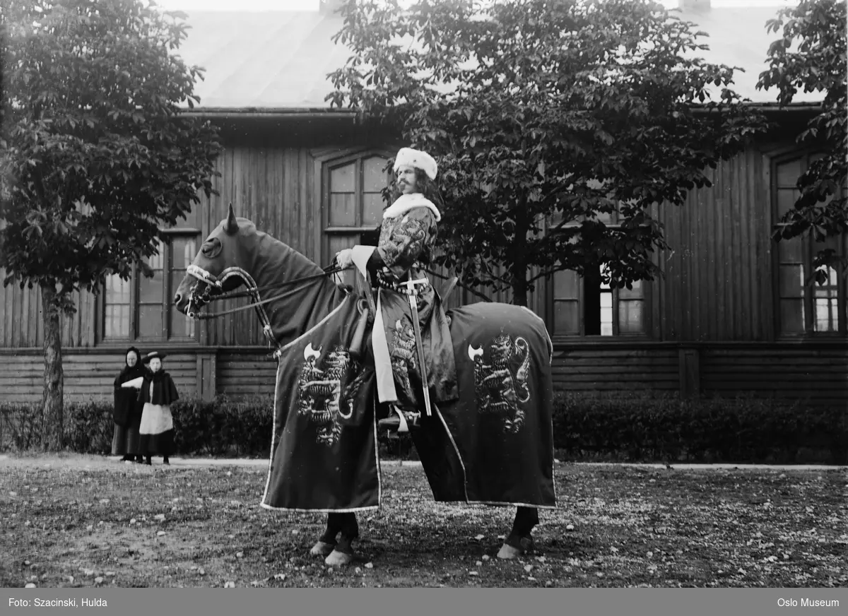 Akershusfestlighetene, mann, rytter, "Våpenkongen" til hest, kostyme, kvinner