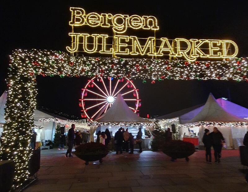 Bergen julemarked, lysende inngangssparti med portal og pariserhjul