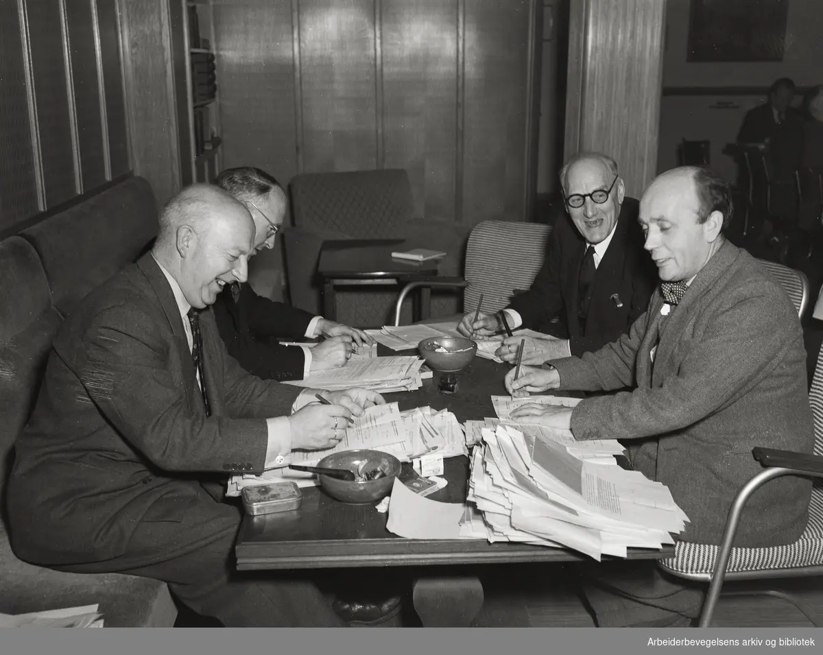 Stortingsvalget 1949. Opptelling av oslostemmene i Rådhuset. Daværende varaordfører Brynjulf Bull sittende til høyre. 10/10