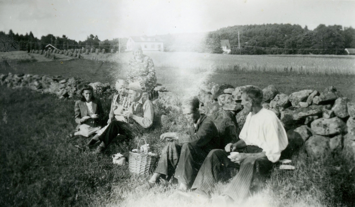 Vommedal Östergård, vid nuvarande Bäckvägen, 1940-tal. Namnuppgifter saknas. Fotot är ljusskadat.