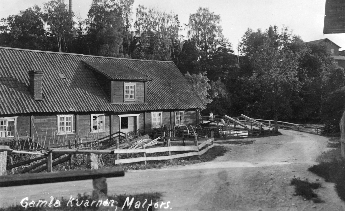 Malfors kvarn med omgivning omkring 1925 som miljön framstod före tillkomsten av Malfors kraftstation under 1930-talet. På höjden i fonden skymtar Cloettas anläggning.