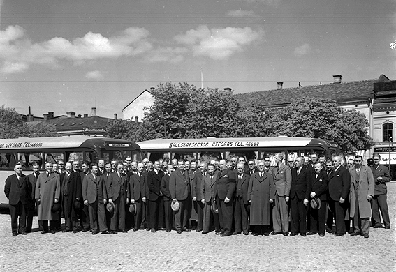 Större grupp män framför två bussar. 
Fotografens ant: Verkmästareföreningen. Julius Johansson.