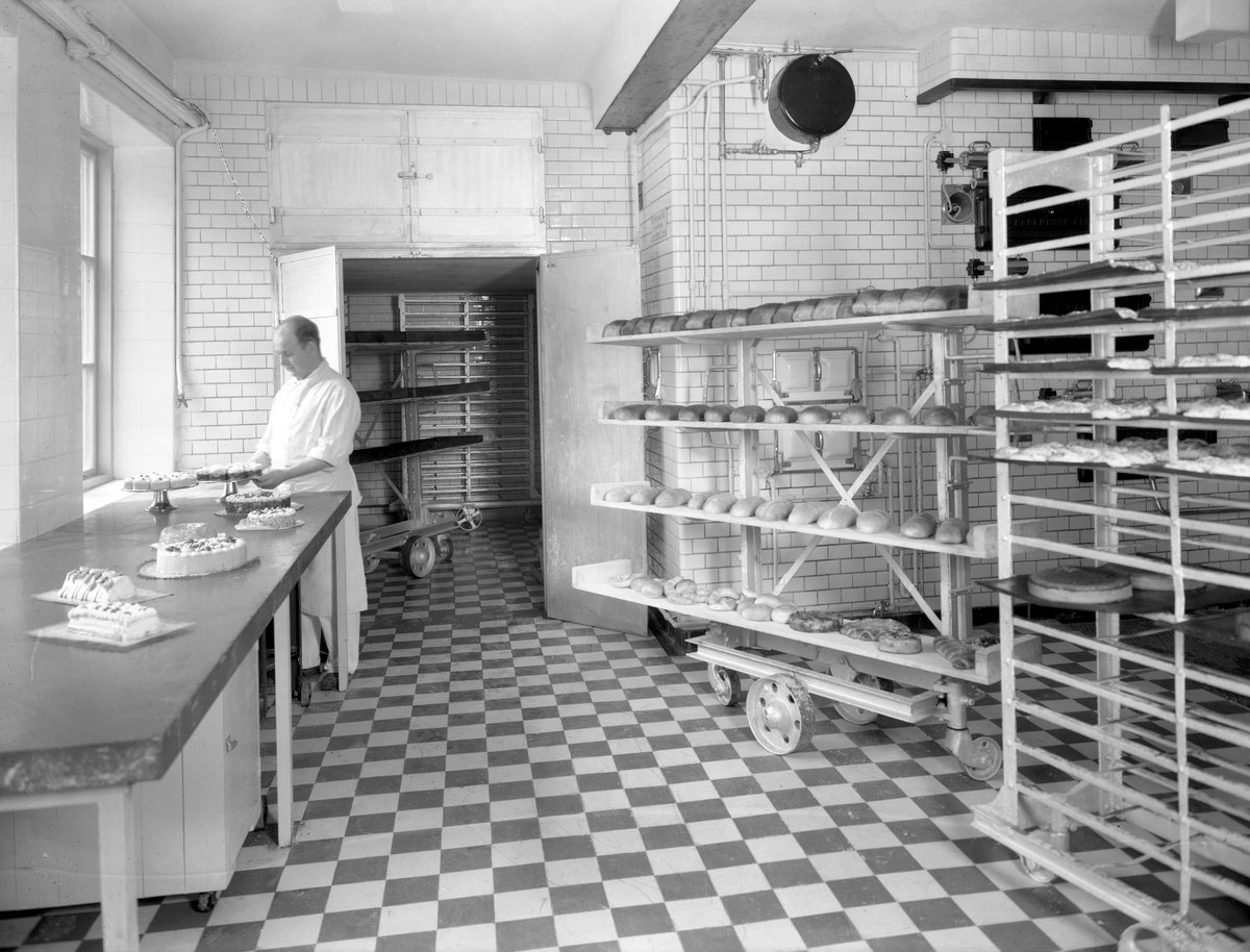Interiör från Werngrens bageri med lokaler på Drottninggatan 11 i kvarteret Höken. Bilden tagen 1936.