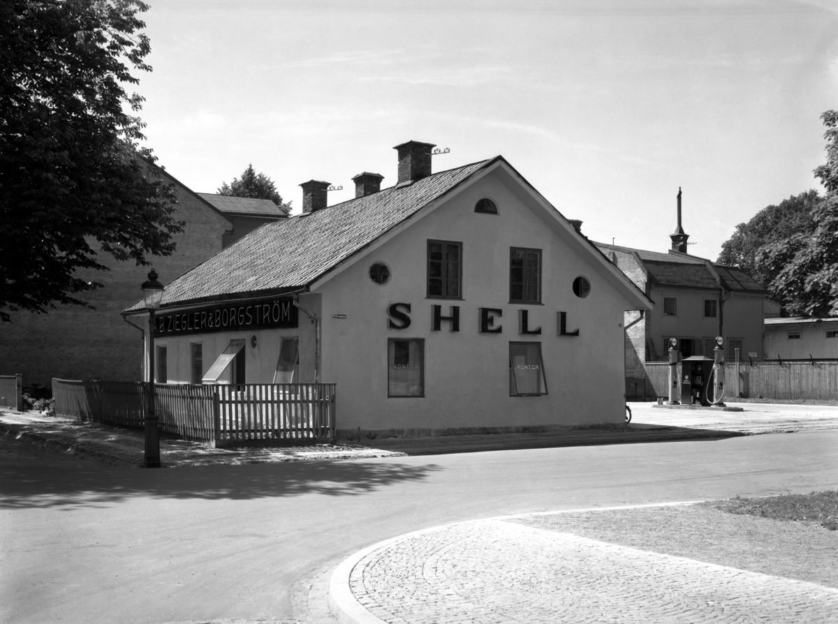 Ziegler o Boströms bensinstation och verkstad i hörnet Östra Torggatan-Norra Strandgatan. Bilden tagen 1935.