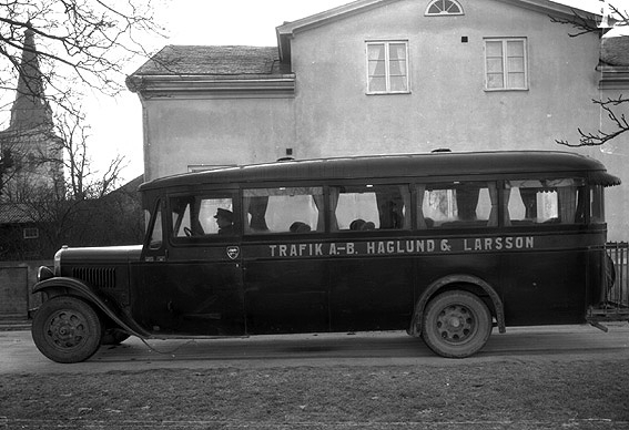 Haglund & Larsson buss parkerad utanför huset som senare hyste hotell Turisten på Norra Strandgatan 11. Bilden tagen 1932.