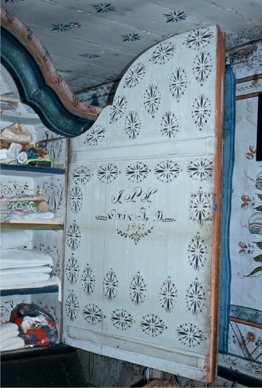 Interiört måleri på gården Hagen. Väggmålningarna är utförda av Kers Erik Jönsson 1838-1839, takmålningarna samt måleri på skåp, stolar och delar av vägg som ej målades av Jönsson är utförda av målare Blom 1847.