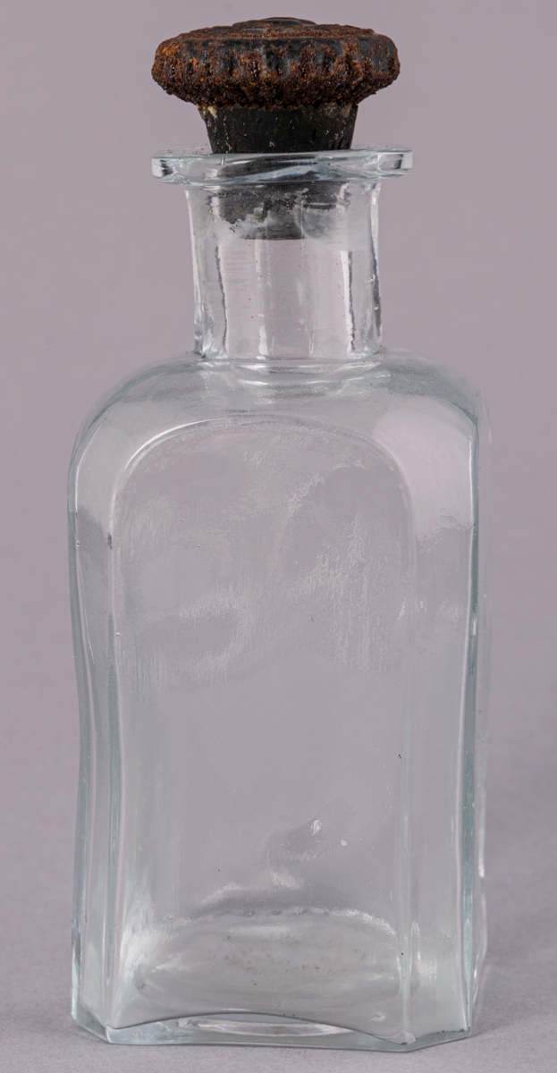 Flaska i klarglas, kvadratisk, med kork.