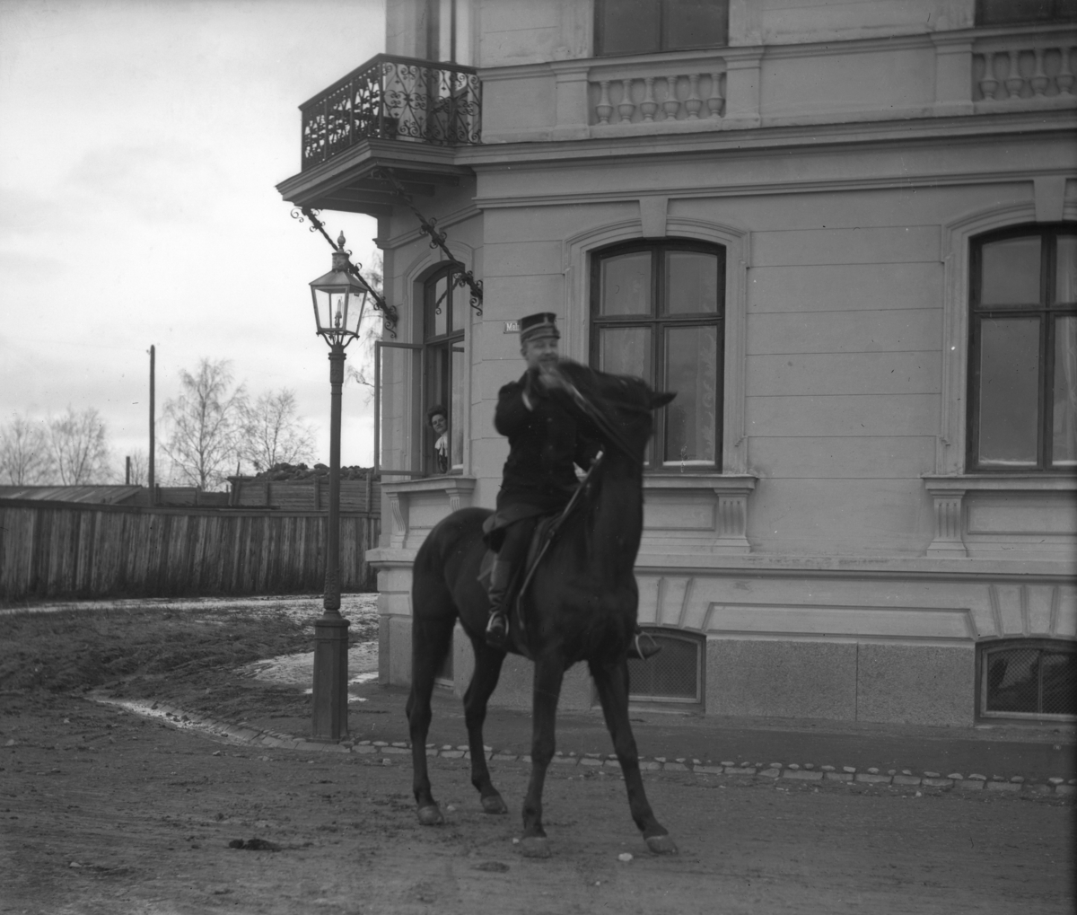 Löjtnant Eskil Vogel  till häst utanför Malmtorgsgatan 22 ca år 1912.