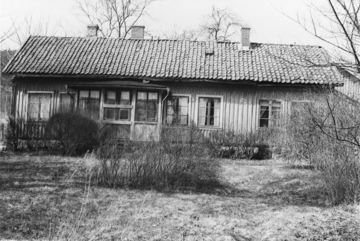 Guntofta 1:4, tidigare Börje Månsgård, bostadshuset sett från trädgården i söder. Verandadörren har bommats för. Huset är sammanbyggt med en länga i öster (gaveln skymtar till höger) där lanthandel bedrevs fram till 1957. Därefter beboddes gården av syskonen Hansson till 1981. 
Bild 2 visar mer av trädgården.
(Se även bildnr VMA10905_38_1-3)