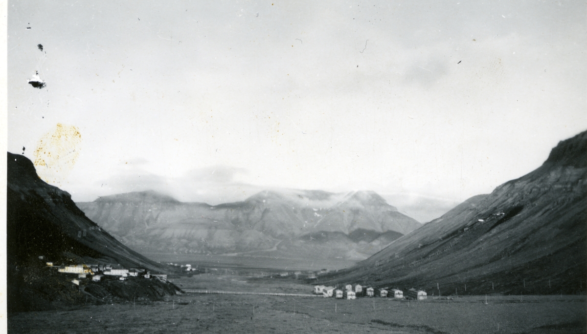 Bilde av Longyeardalen fra Longyearbreen. Nybyen, Sverdrupbyen, Longyearbyen og Adventfjorden. 