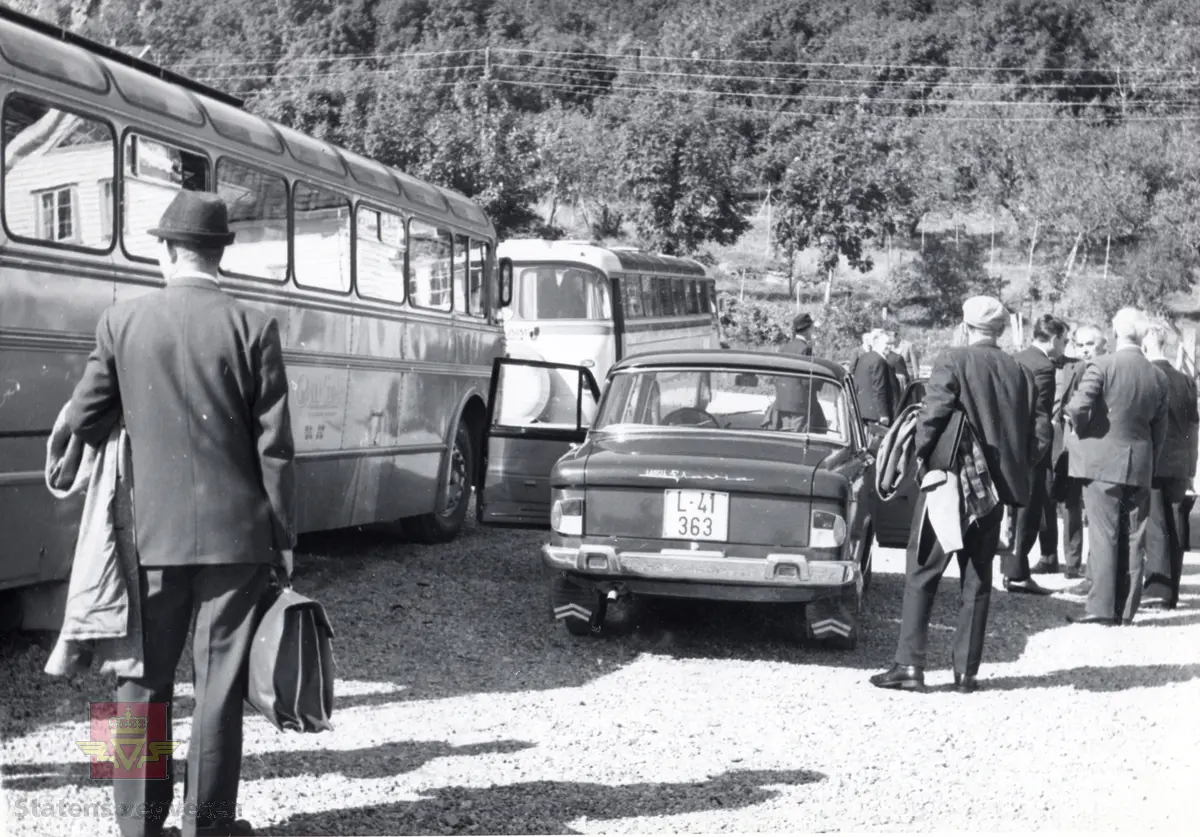 Stortingets samferdselskomite på  befaring i Rogaland oktober 1964.
På bildet en Lancia Flavia produsert mellom 1960 og 1964. To turvogner.