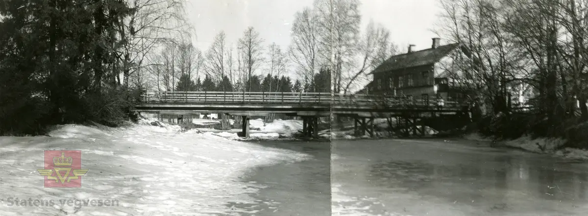 Bildet er sammensatt av to bilder som viser ei bru over Børjåa ved Skotterud. 
Mot øst går vegen mot Skotterud stasjon.