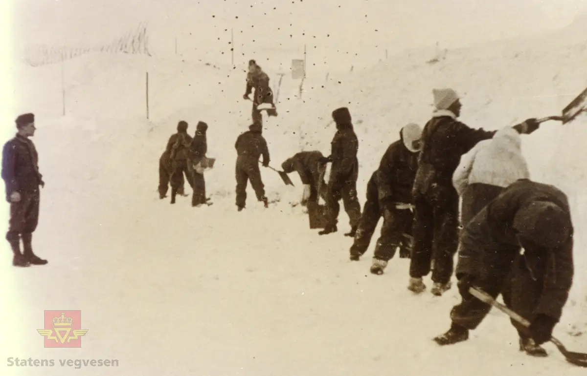 Snømåking med overoppsyn på Hardangervidda.
Tyskerne satte inn store ressurser for å holde åpen forbindelse øst-vest.
