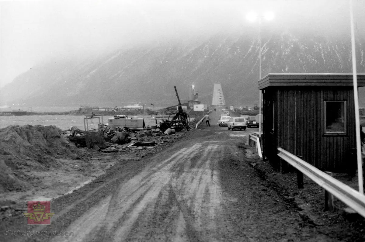Bildet viser Gimsøystraumen bro på E10 i Lofoten, samt de to søsterfergene "Lofotferje II" og "Lofotferje V" på tur nordover under broa. 
Det er svært sannsynlig at bildet er tatt i forbindelse med åpning av broen 15.11.1981. (Opplysninger fra Kristian Horsevik)