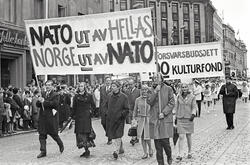 1. mai 1969 i Oslo. Demonstrasjonstoget i Karl Johans gate P