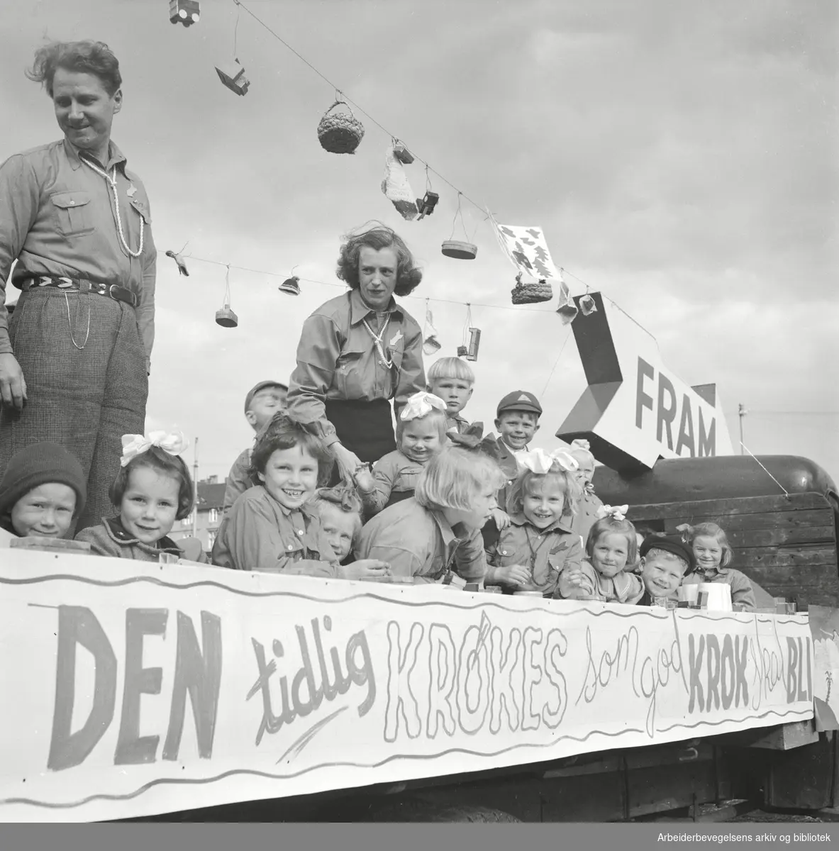 Oslo Framkrets. 1. Mai 1952. Framfylkingens arrangement, Barnas 1. mai på Dælenenga. Transparent med teksten: Den skal tidlig krøkes som god krok skal bli.