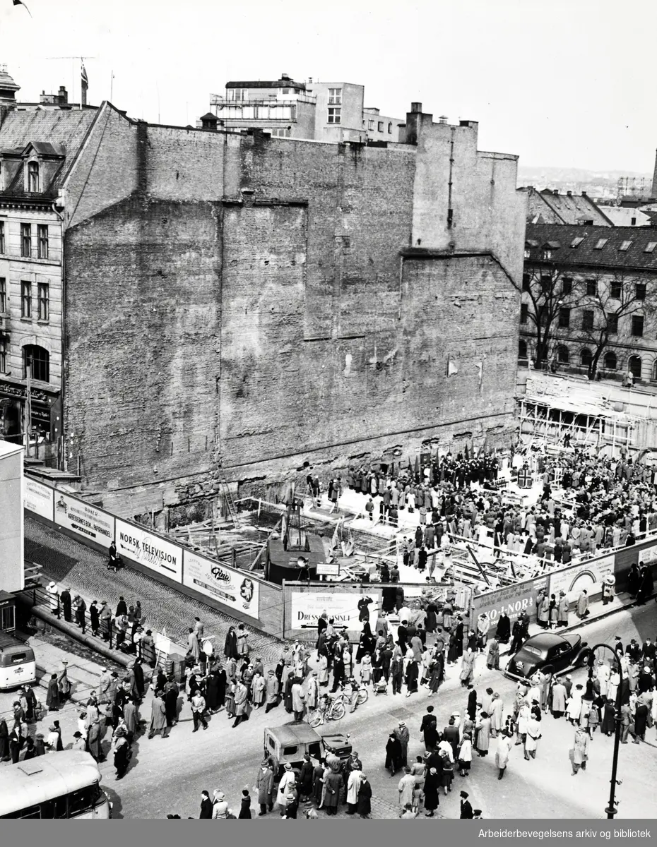 Grunnstein lagt ned til det nye Folkets Hus, 1. mai 1955.